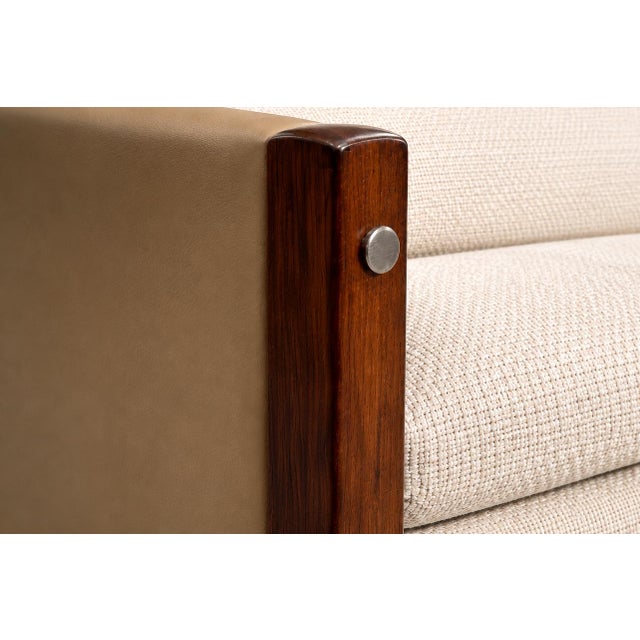 Sergio Rodrigues "Millor" Sofa in Rosewood, Leather & Textured Fabric, Brazil, 1960s For Sale In New York - Image 6 of 18