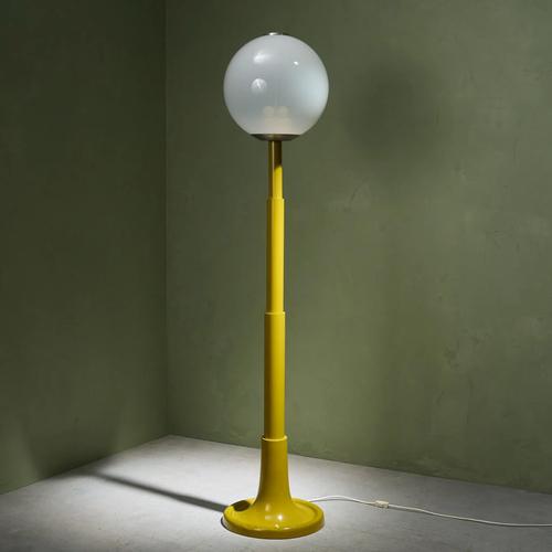 Postmodern Skyscraper Floor Lamp with Mustard Lacquered Stem and Glass Shade, Italy For Sale - Image 4 of 10