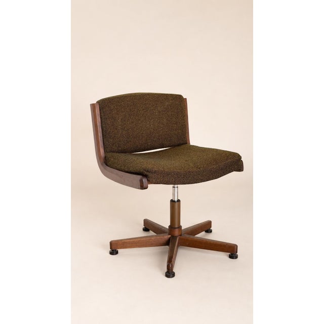 Set of 5 swivel office chairs with automatic return to the starting position (memory rotation). Handcrafted from solid...
