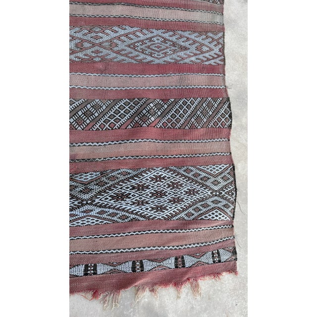1980s 1980s Moroccan Kilim Vintage Rug - 4'11" X 9'0" Ft For Sale - Image 5 of 9