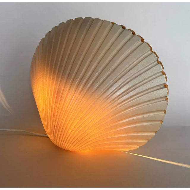 Shell lamp in resin by Michèle Mahé from the 70s. Beige colored resin lamp, it is articulated so it allows you to modulate...