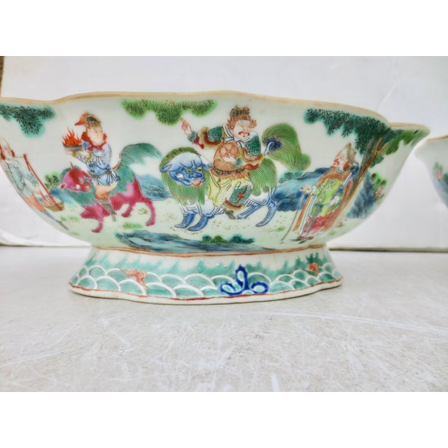 Ceramic Pair of Antique Chinese Rose Medallion Bowls- A Pair of 2 For Sale - Image 7 of 17