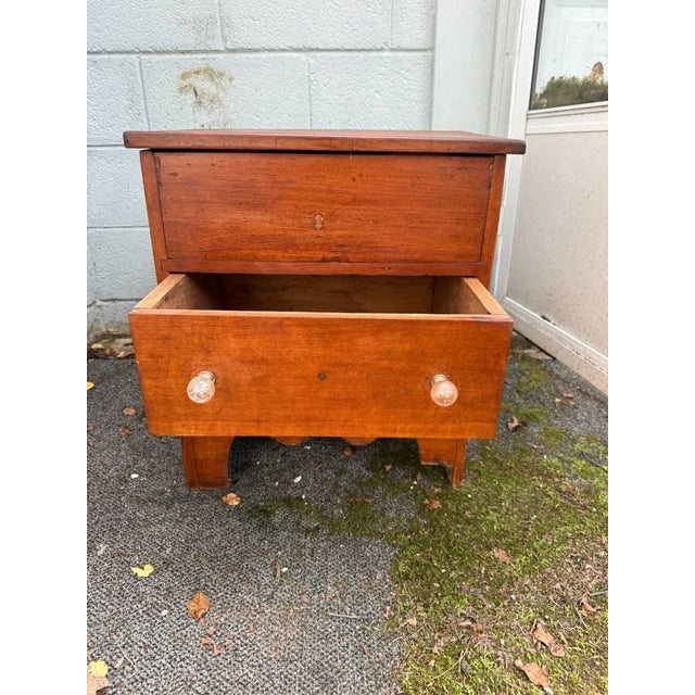 Early 20th Century Antique Early American Primitive Style Muler Blanket Chest With Drawers. For Sale - Image 5 of 17