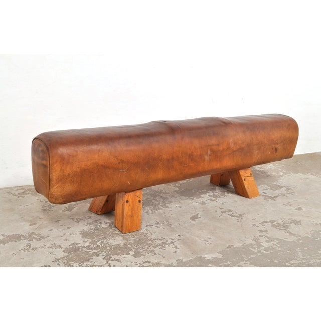 Very beautiful gymnastics horse in good condition (beautiful thick leather). The horse can now function well as a bench,...