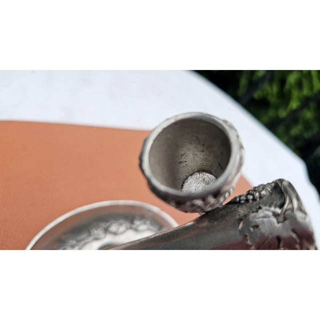 Vintage 1990s double pewter vase with a grape motif, signed "Stube", dimensions: height 17 cm, width 5.2 cm, depth 11.4 cm.