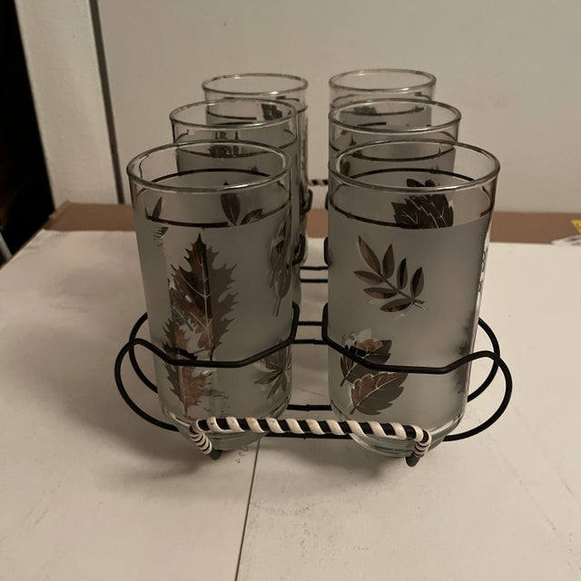 Mid-Century Modern 1970s Libbey Silver Foil Etched Leaf Design Mid Century Modern Glasses With Carrier- 7 Pieces For Sale - Image 3 of 9