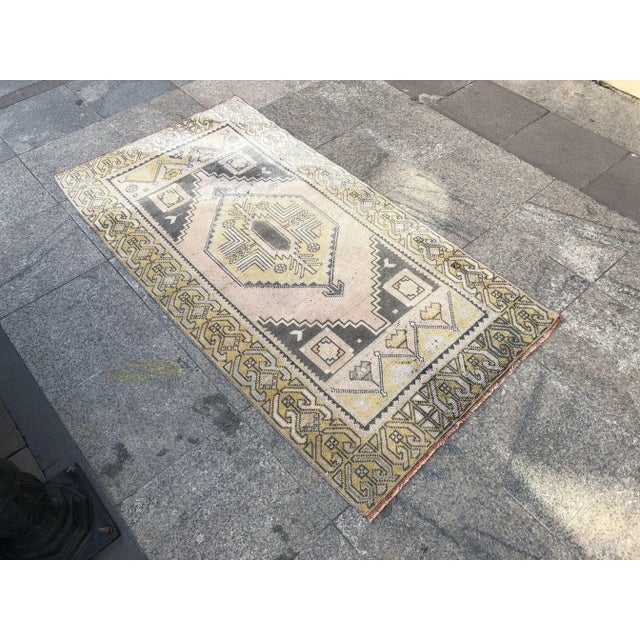 Turkish handmade handwoven vintage anatolian OUSHAK rug. We collect old Vintage rugs from Anatolia, which is the east part...