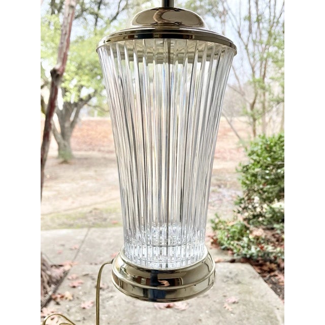 Hollywood Regency 1970s Vintage Hollywood Regency-Style Ribbed Crystal & Gold Tone Metal Table Lamp For Sale - Image 3 of 8