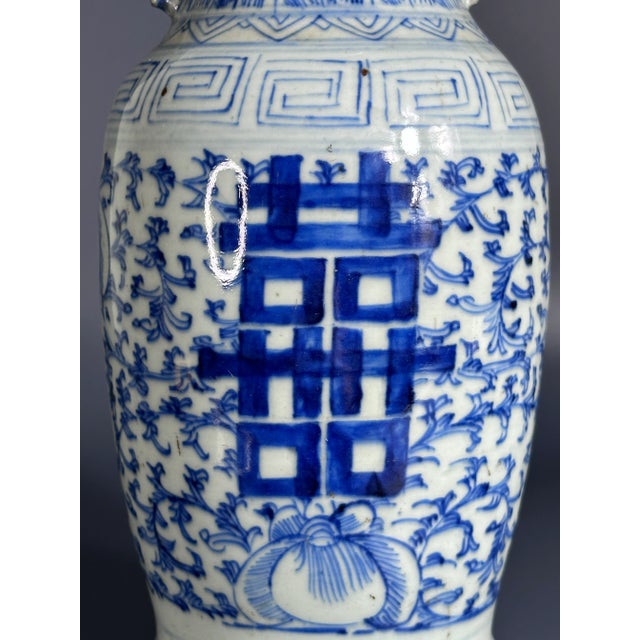 Vase Ancien Asiatique En Porcelaine Bleue, Motif Double Bonheur Chinois, Réparé - Pièce De Décoration Unique