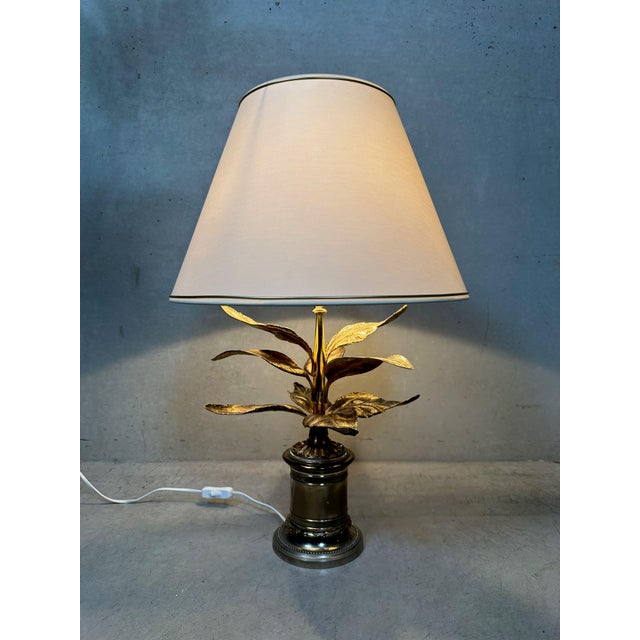 Vintage Hollywood Regency (1970s) table lamp. Beautifully preserved linen, conical shade with gold-colored trim. Heavy...