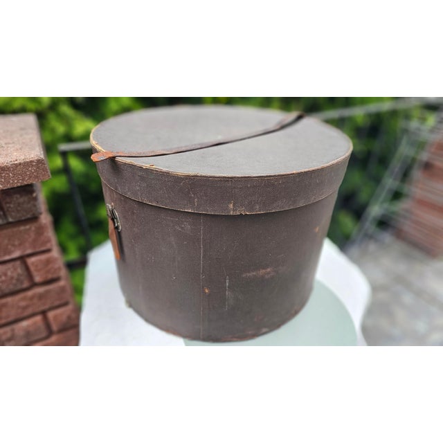 Pre-war hat box/chest, marked "Adolf Hanke, Dresden", dimensions: height 35 cm, diameter 51 cm.