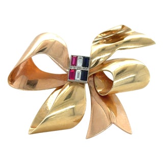 1940s Tiffany & Co. Retro 14k Bicolor Gold Ruby, Diamond and Sapphire Bow Brooch For Sale