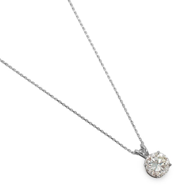 Modern Unisex 14k White Gold Gia 2.28ct K Vvs2 Round Diamond Solitaire Pendant Necklace For Sale - Image 3 of 8
