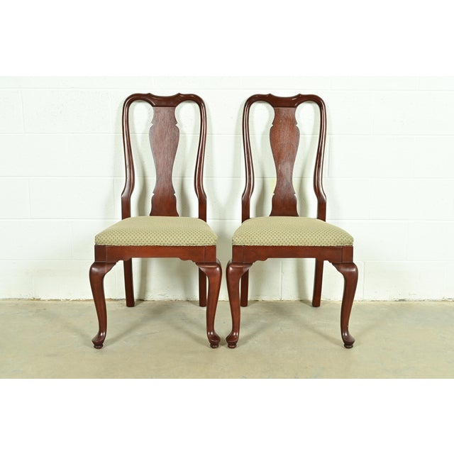 A gorgeous pair of Queen Anne or Georgian style side chairs or dining chairs By Ethan Allen USA, Late 20th Century Carved...