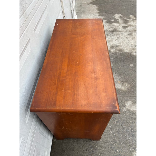 Early American Colonial Revival Chest of Drawers | Vintage Wooden Dresser | Mid Century Solid Wood Bedroom Dresser | Vintage Maple Dresser For Sale In New York - Image 6 of 12