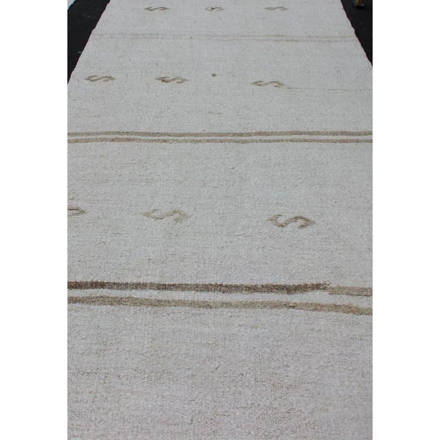 Mid 20th Century Vintage Turkish Flat-Weave Runner With Modern Stripe Design in White Color For Sale - Image 4 of 8