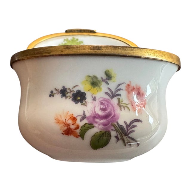 German Porcelain Snuff Box with Galante Garden Scene, 1700s For Sale - Image 6 of 9