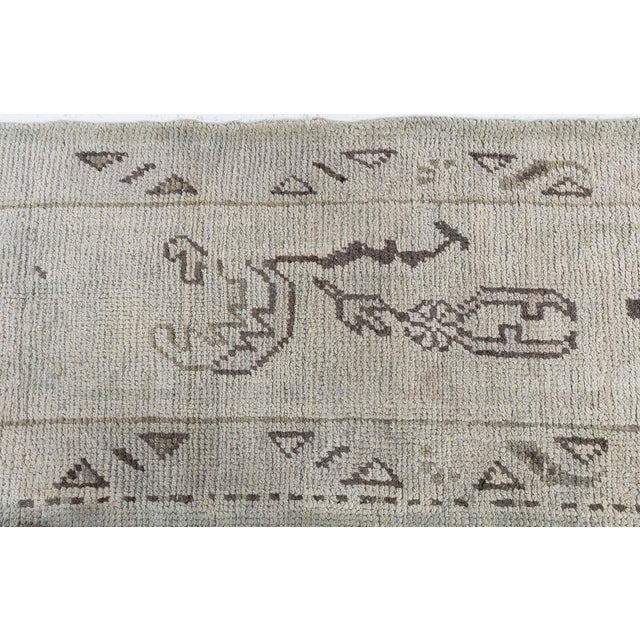 This refined antique Turkish Oushak rug from the 1920s exemplifies the understated elegance and sophisticated palette for...
