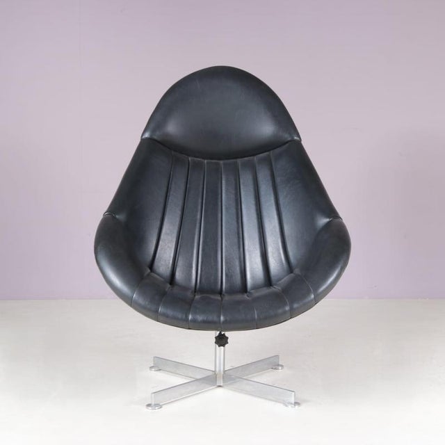 The 1960s swivel easy chair by Rudolf Wolf for Rohé reflects the optimism and innovation of Dutch Mid-Century Modern...