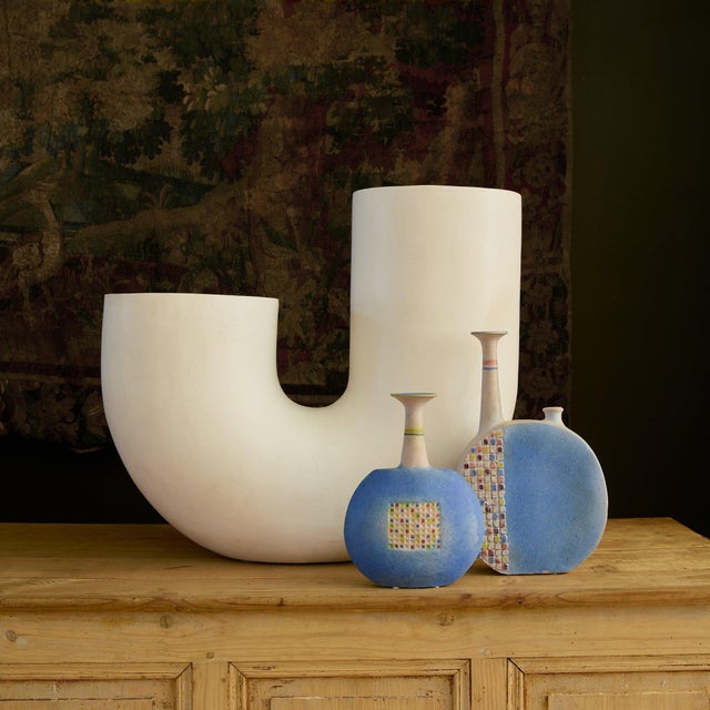 A terracotta vase by Italian artist Ivo De Santis for Gli Etruschi, crafted in Italy during the 1960s. The form is defined...