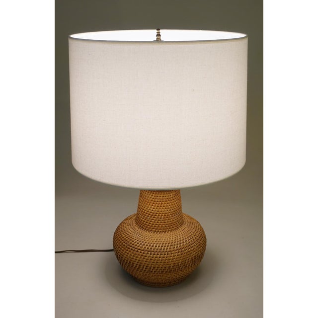 1960s Sublime Atomic Modern Rattan Wicker Basket Weave Chimney Brass Table Lamp For Sale In Los Angeles - Image 6 of 9