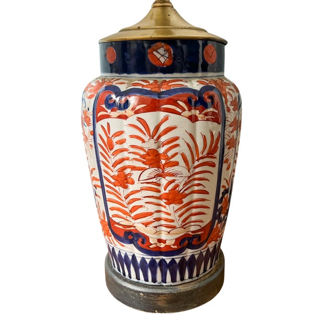 Vintage Imari Style Hand-Painted Ceramic Table Lamp With Brass Hardware & Square Shade – Chinoiserie / Hollywood Regency For Sale - Image 9 of 13