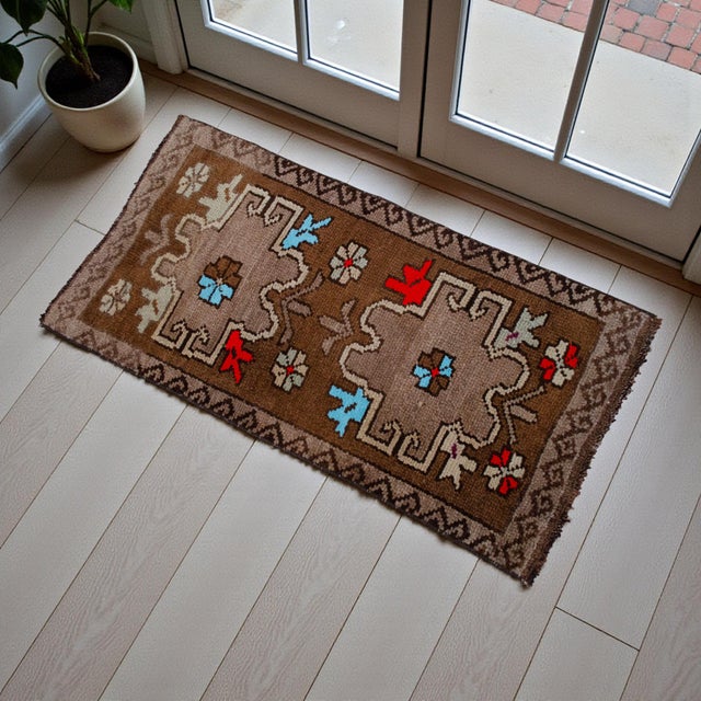 Vintage santa fe color background yastik rug perfect for a small guest bath or in front of the kitchen sink Dimensions:...