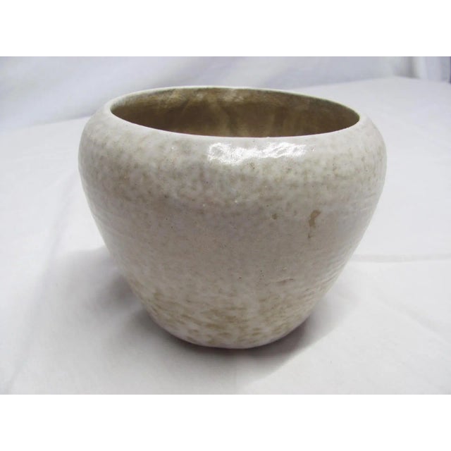 Ceramic 1950s Zanesville Pottery White Shoulder Vase Homespun / Ribbed Style For Sale - Image 7 of 7