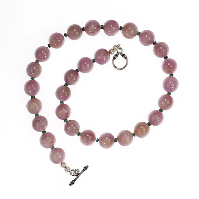 Traditional Ajd 20 Inch Glowing Kunzite Tiny Green Accents Necklace Great Gift For Sale - Image 3 of 8
