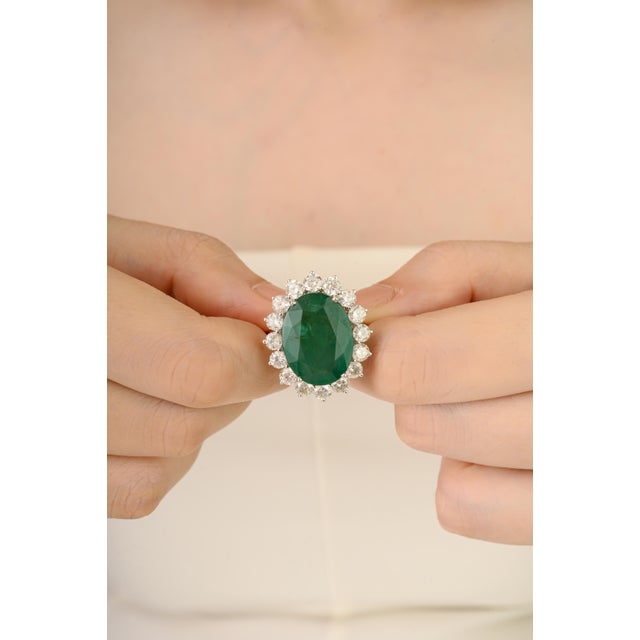 Luxury 13.17 Ct Oval Emerald & 3.39 Ct Natural Diamond Ring Size 6.5 in 18k Solid Gold For Sale - Image 9 of 14