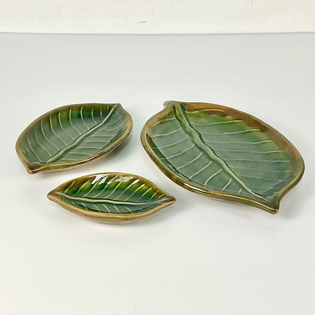 Olive 1990s Vintage Coastal Boho Chic Trompe L’Oeil Banana Leaf Earthenware Serving Dishes - Set of 3 For Sale - Image 8 of 14