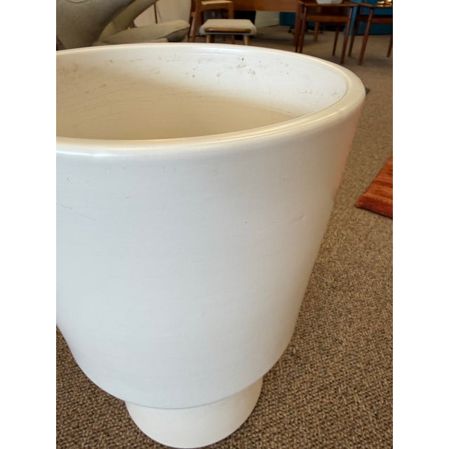 1960s Mid Century Modern Large Matte White Chalice Pottery Planter in the Style of Malcolm Leland For Sale - Image 5 of 10