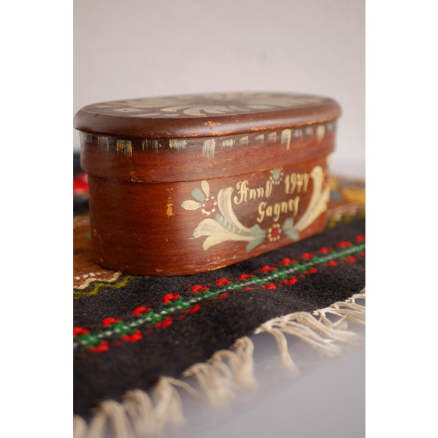 Vintage Traditional Swedish Handmade Bent Wooden Tine Box Svepask Hand-Painted with Kurbits Pattern in the style of Sundborn, 1947 For Sale - Image 4 of 12