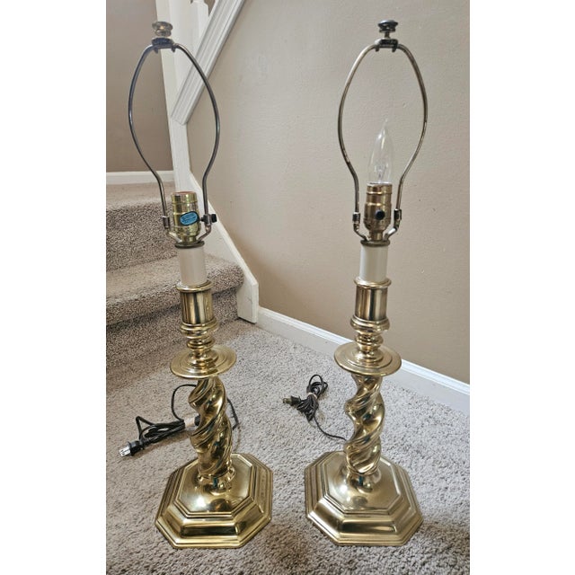 Vintage Stiffel brass barley lamps. This handsome table lamp would be a fabulous compliment to your living room or sofa...