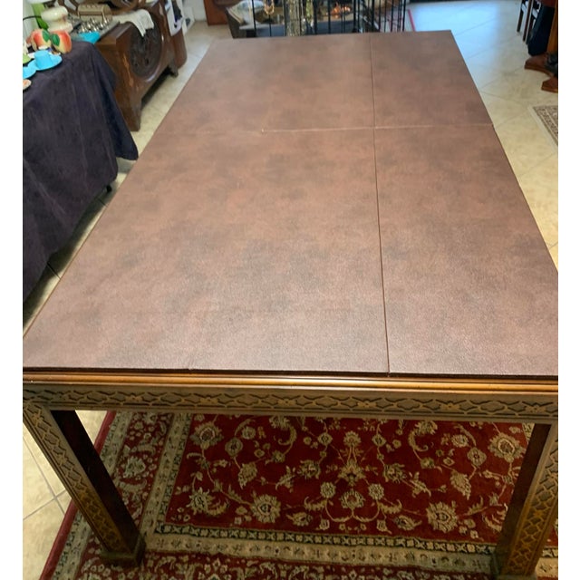 Traditional 1960s Henredon Georgian Style Carved Mahogany Extension Dining Table W/ 2 Leaves – Signed For Sale - Image 3 of 12