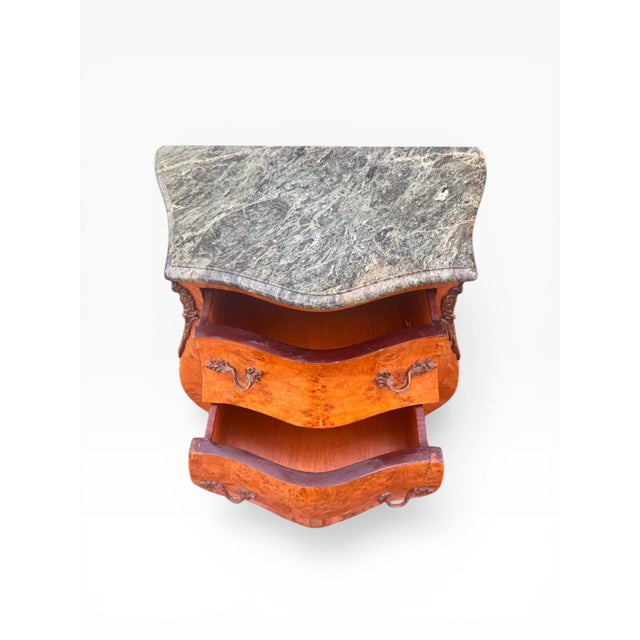 1970s Pair of French Louis XV Style Burl Wood Bombe Nightstands With Green Marble Tops & Bronze Mounts For Sale In West Palm - Image 6 of 15