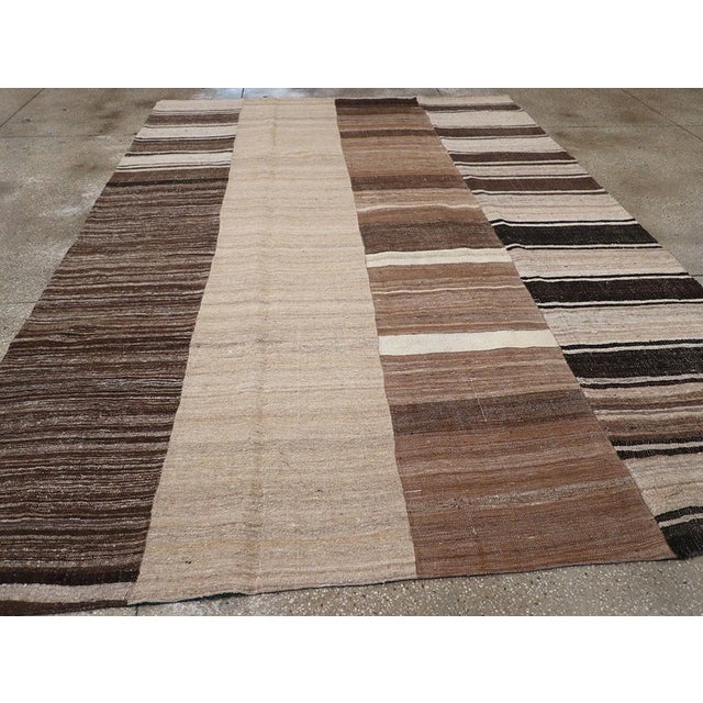 Galerie Shabab Collection Mid-20th Century Turkish Flatweave Kilim Room Size Carpet For Sale In New York - Image 6 of 8