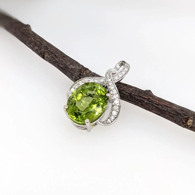 Modern 4.4ct Peridot Pendant with Earth Mined Diamonds in Solid 14K Gold Oval 11x9mm For Sale - Image 3 of 10