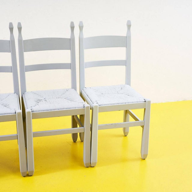 Discover a set of four white wooden chairs, perfect for any setting. Featuring a simple yet refined design, these chairs...