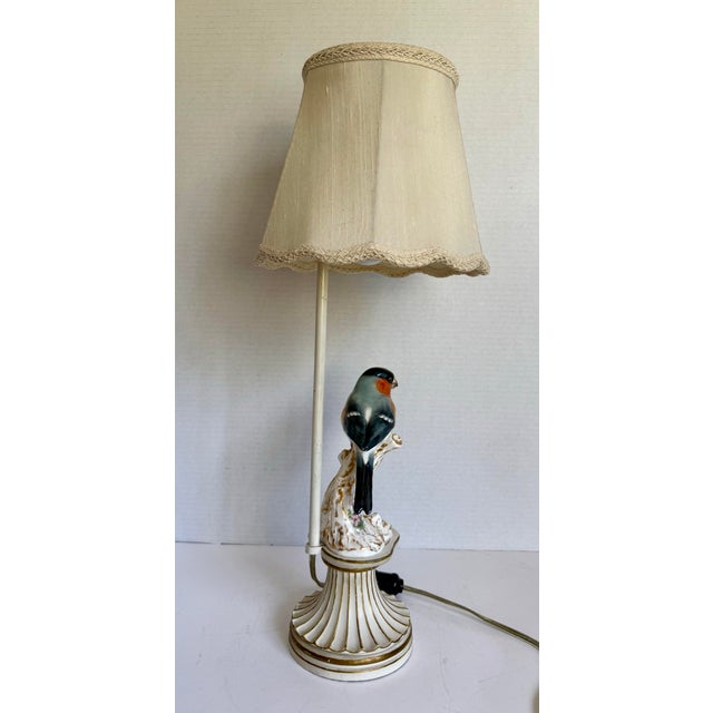 Vintage English Cottage Porcelain Bird Table Lamp With Scalloped Shade For Sale - Image 4 of 12