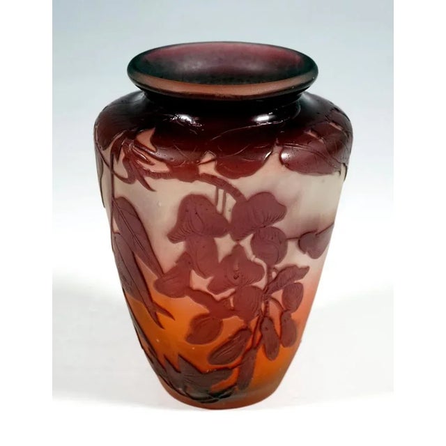 Art Nouveau Style Cameo Vase with Sweet Pea Decor from Emile Gallé, Nancy, France For Sale - Image 3 of 7