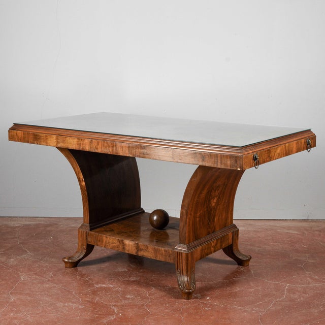 This art deco table, characterized by refined elegance and geometric lines, is a distinctive piece that perfectly...
