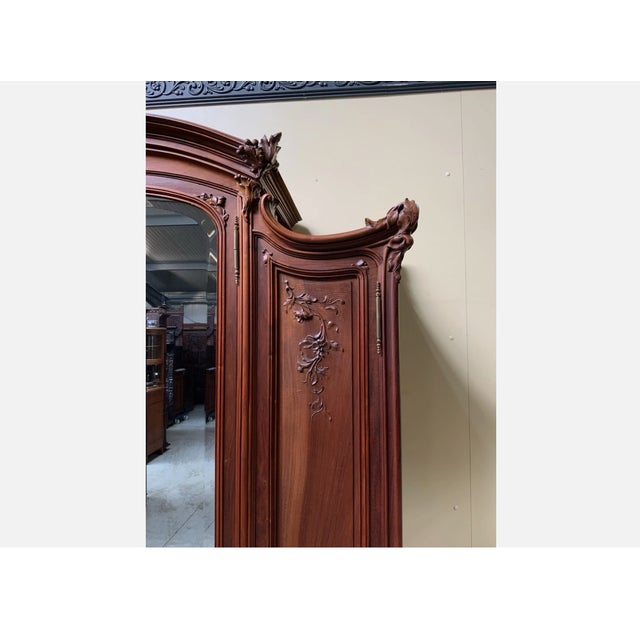 Age: circa 1910 Wood type: solid and veneered walnut, solid oak interior Condition: very good, meticulously maintained,...