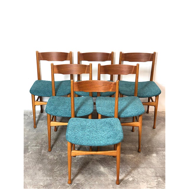 Set of 6 Vintage Chairs from the 1960s. The chairs were made in the 1960s and have been completely restored. The structure...