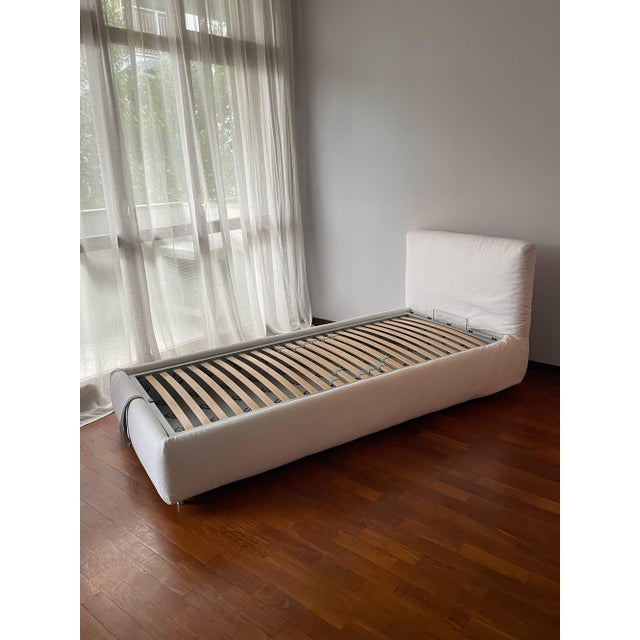 Merkurio single bed designed by Rodolfo Dordoni and produced by Flou in 2010. The structure has traditional shapes...