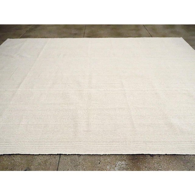 Galerie Shabab Collection Mid-20th Century Handmade Turkish Flat-Weave Kilim Room Size Carpet For Sale In New York - Image 6 of 10