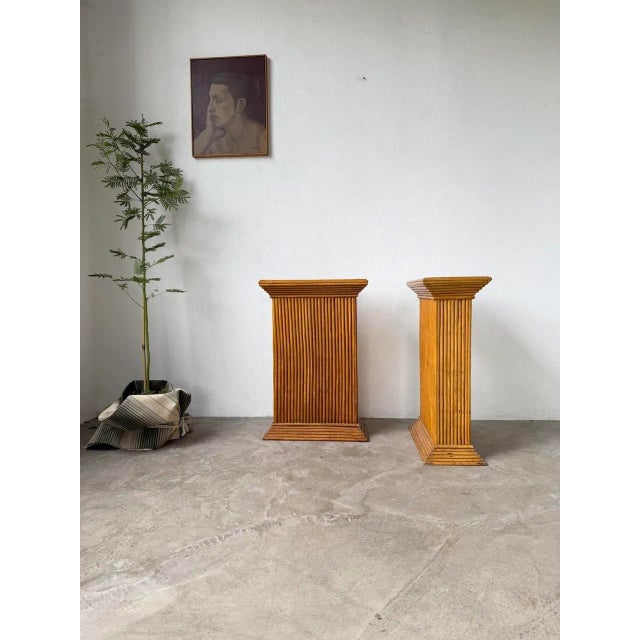 Pair of rattan columns or pedestals from the 60s. We love their very elegant design, the patina of the rattan… The line of...