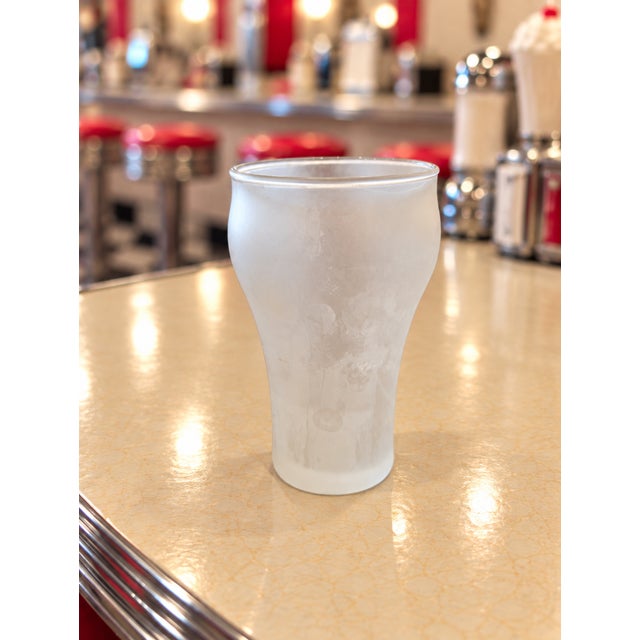 Mid-Century Frosted Glass Tumblers With Pink Metal Holders | 1950s Soda Fountain Drinkware | Set of 5 For Sale - Image 4 of 6