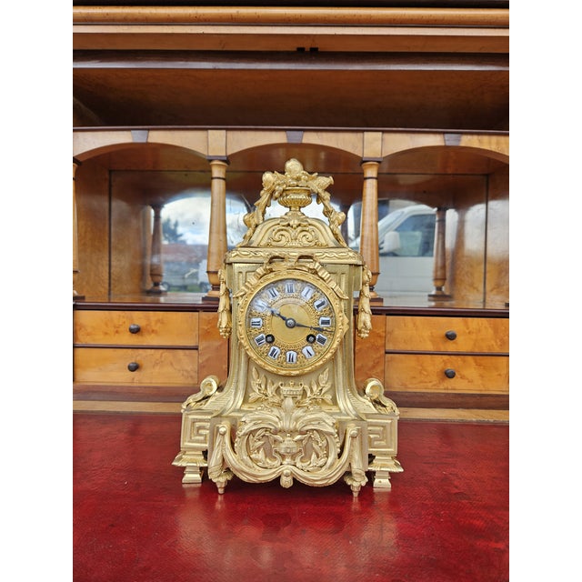 Finely chiseled and golden bronze bolts pendulum with matt gold and brown gold. In style Louis XVI and period XIXth Superb...