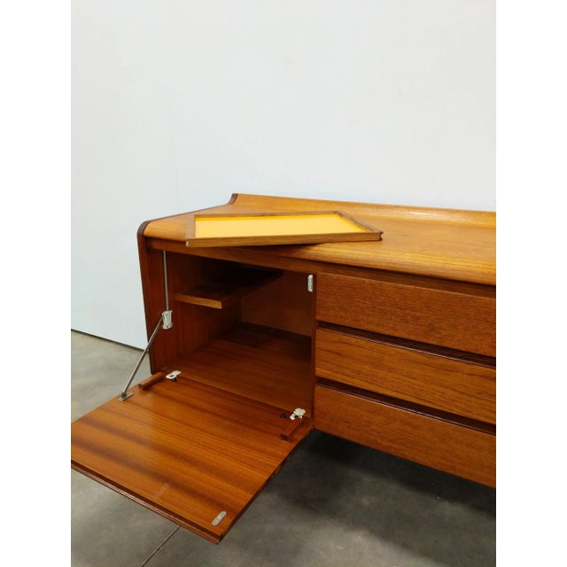 1960s Vintage Mid Century Modern Teak Credenza by White and Newton For Sale In New York - Image 6 of 12